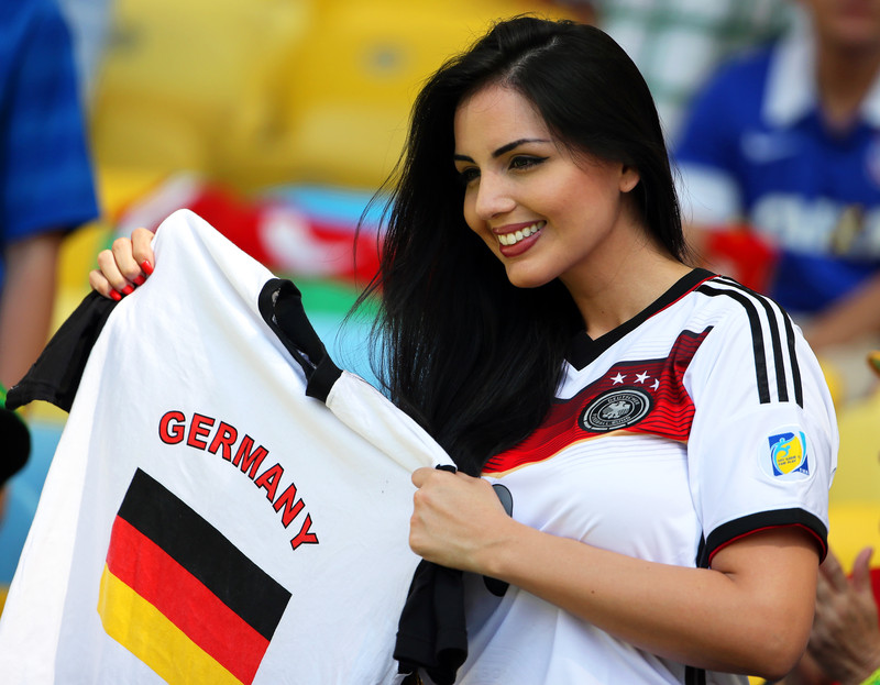 FOTO/ Nemții au câștigat cu... ÎNAINTAREA! ^Germanii au cucerit titlul și la fotbal în noroi