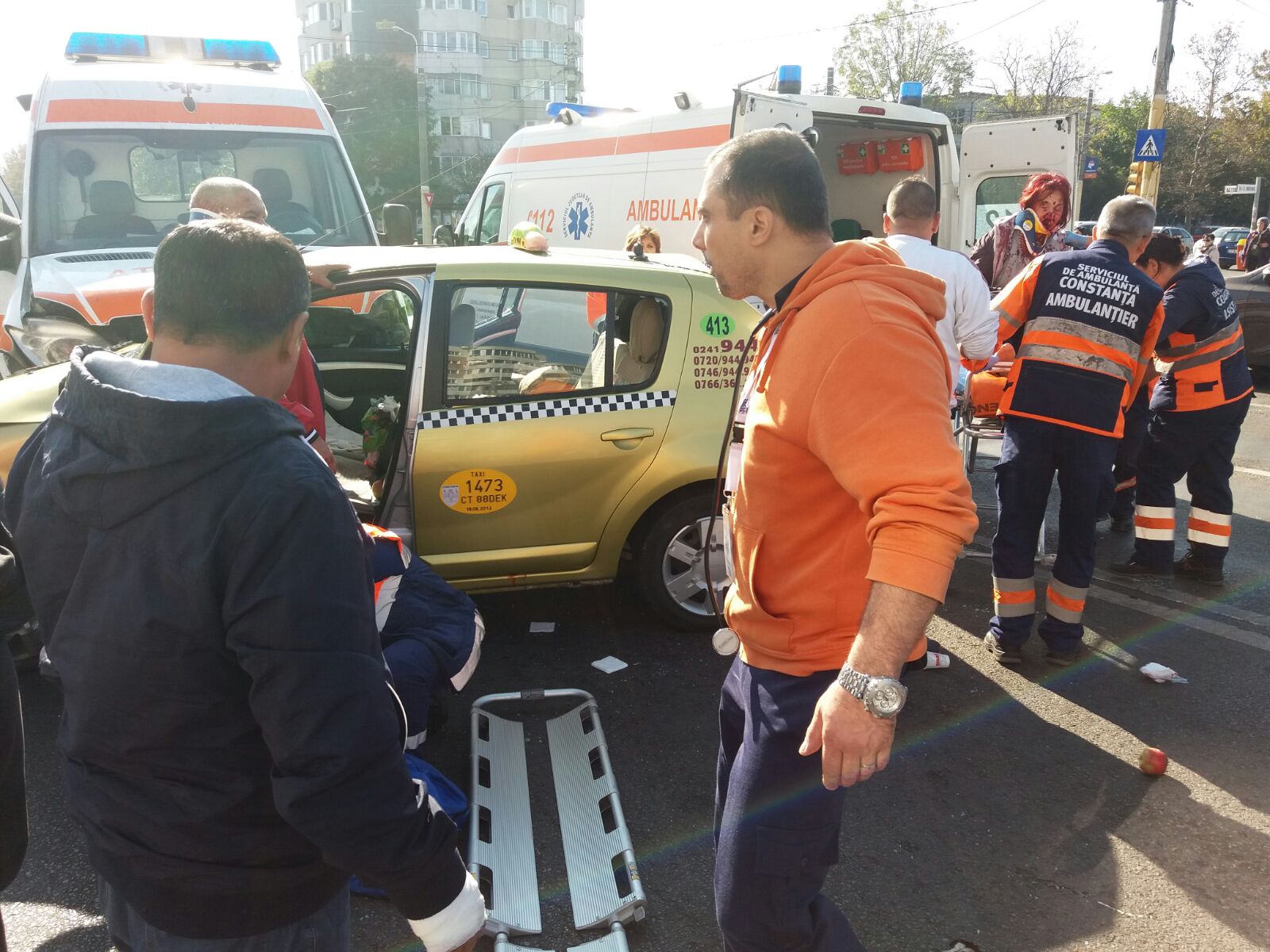 Patru răniți, în urma unui accident între un taxi și o ambulanță în Constanța. Pasagera din taximetru e în comă