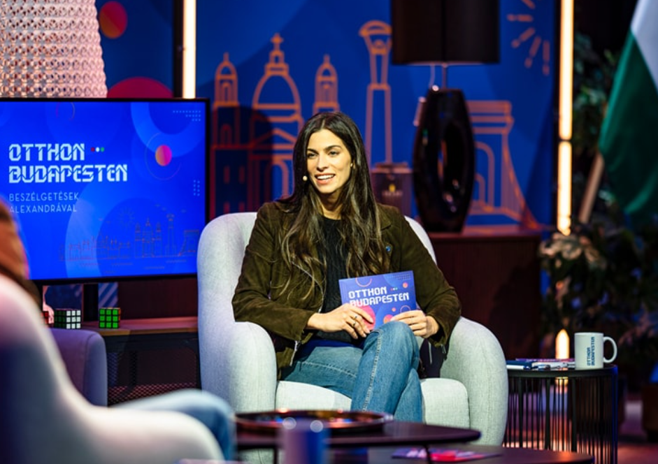 Talk show házigazdának csapott fel Szentkirályi Alexandra: Szijjártó Péter csak neki árulta el, néha küszöbtől küszöbig hazafut a minisztériumból