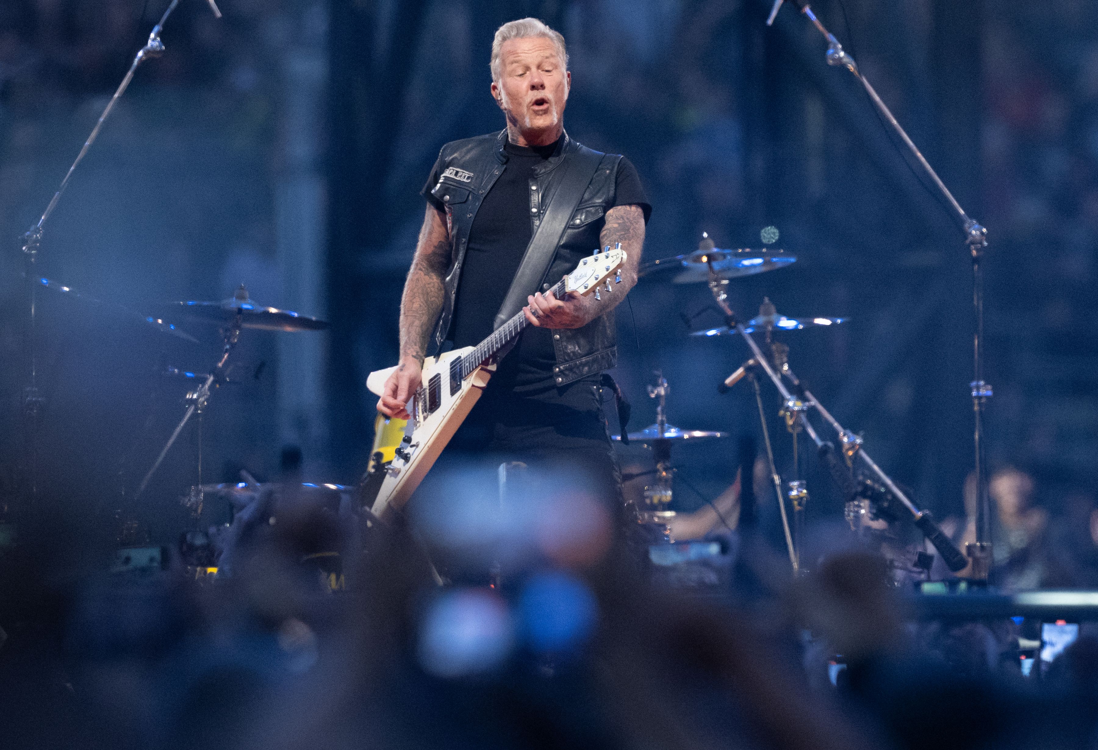 James Hetfield, surprins pe străzile din București înainte de concertul Metallica. Solistul trupei a vizitat un anticariat și a ieșit la cină cu logodnica sa