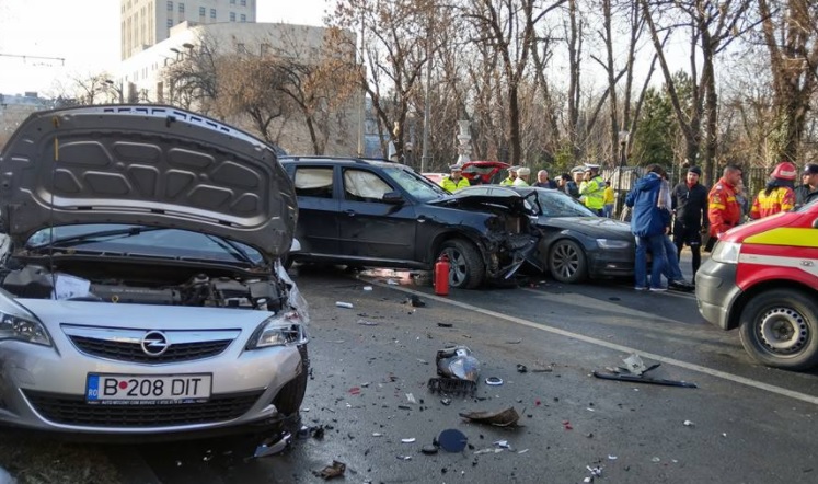 UPDATE / Șoferul care a provocat accidentul în lanț din Capitală era drogat. El își amenințase soția