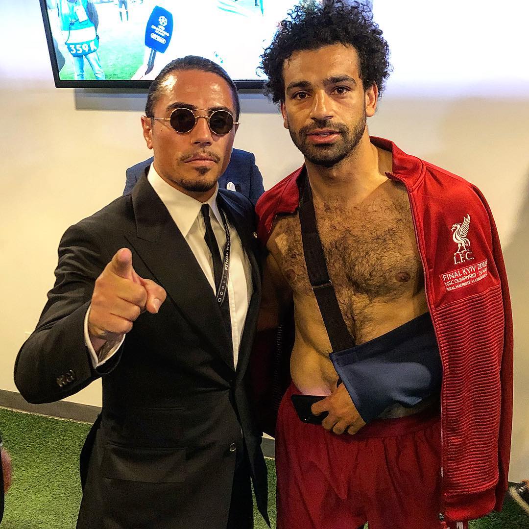 Virusul "Salt Bae"! Bucătarul turc Nusret Gokce a înnebunit planeta: starurile din fotbal, showbizz și greii din politică fac coadă să mănânce din mâna lui