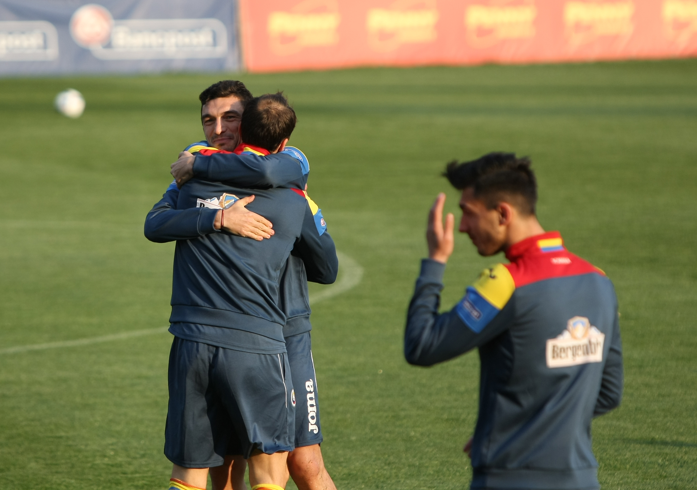 România - Lituania (amical, miercuri, 20.00, Giurgiu). Atenție, tricolori! Iordănescu, cel mai prost plătit selecționer de la Euro,  nu glumește! ”Tata Puiu” a lăsat mereu acasă jucători care au jucat în preliminarii și a luat câte trei-patru debutanți la turneele finale
