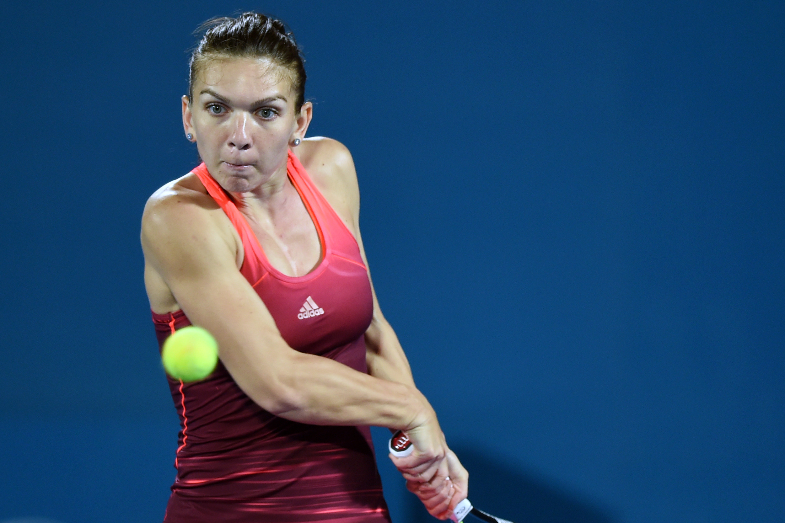 Simona Halep a pierdut semifinala de două zile! Nu e cu supărare, și-a conservat energia pentru Australian Open. Finala ar fi trebuit s-o joace la ora 10.30. A avut, și în acest joc, o reacție nervoasă, dând cu racheta de pământ! Numărul 2 WTA și-a aflat traseul pe tabloul principal de la Melbourne, unde specialiștii susțin că are parte de un drum lin până în semifinale / GALERIE FOTO & VIDEO