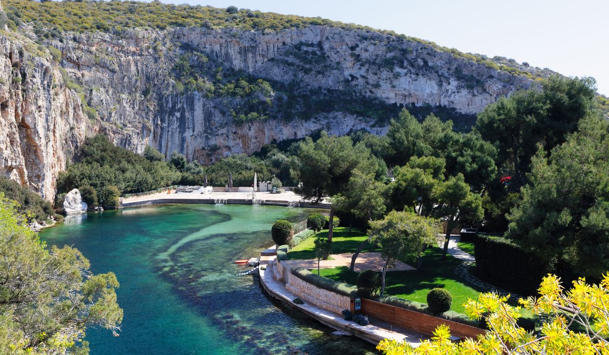 Locația din Grecia care arată ca Santorini, dar este mult mai ieftin. Paradisul ascuns cu plaje de aur unde trebuie să ajungi în 2026