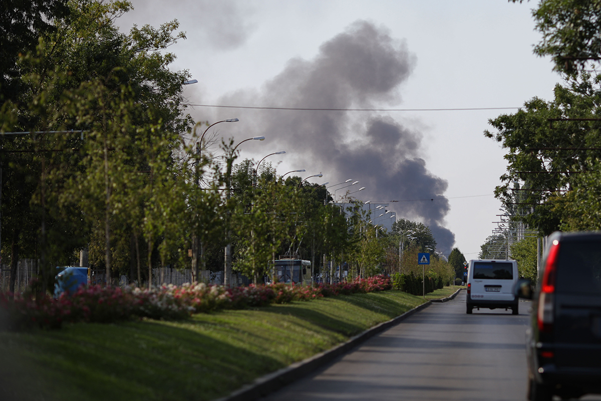 Incendiul de la hala din Mogoșoaia, stins după cinci ore și jumătate. Cauza încă nu e cunoscută