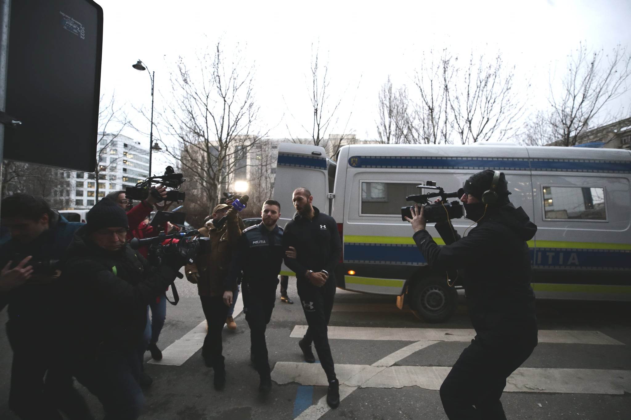 Frații Tate, aduşi din arest la DIICOT pentru percheziții informatice. Andrew Tate a acuzat statul că vrea să-i ia mașinile și banii