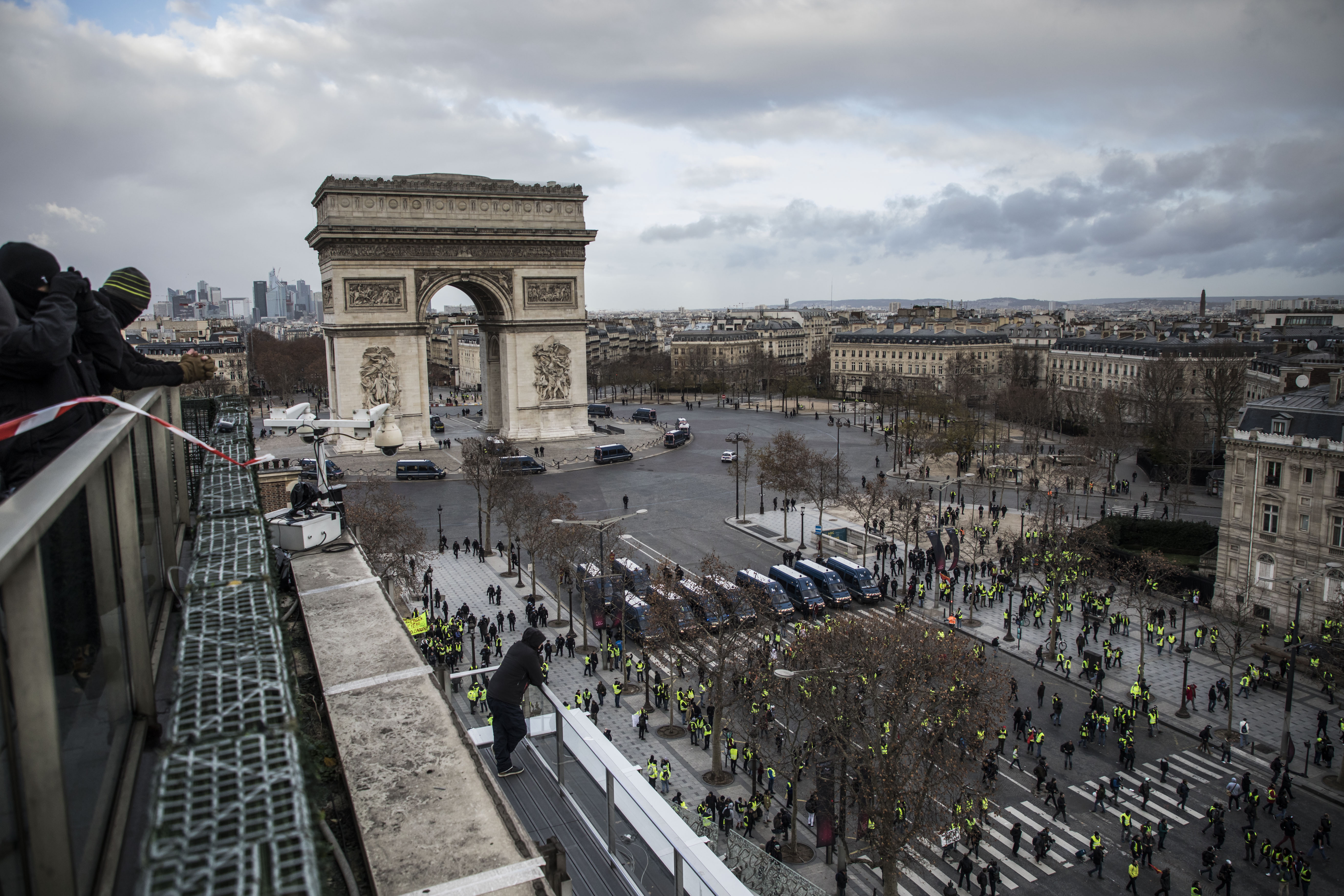 Mărturiile unor români stabiliți în Franța despre protestele din Paris. "Este o situație critică"