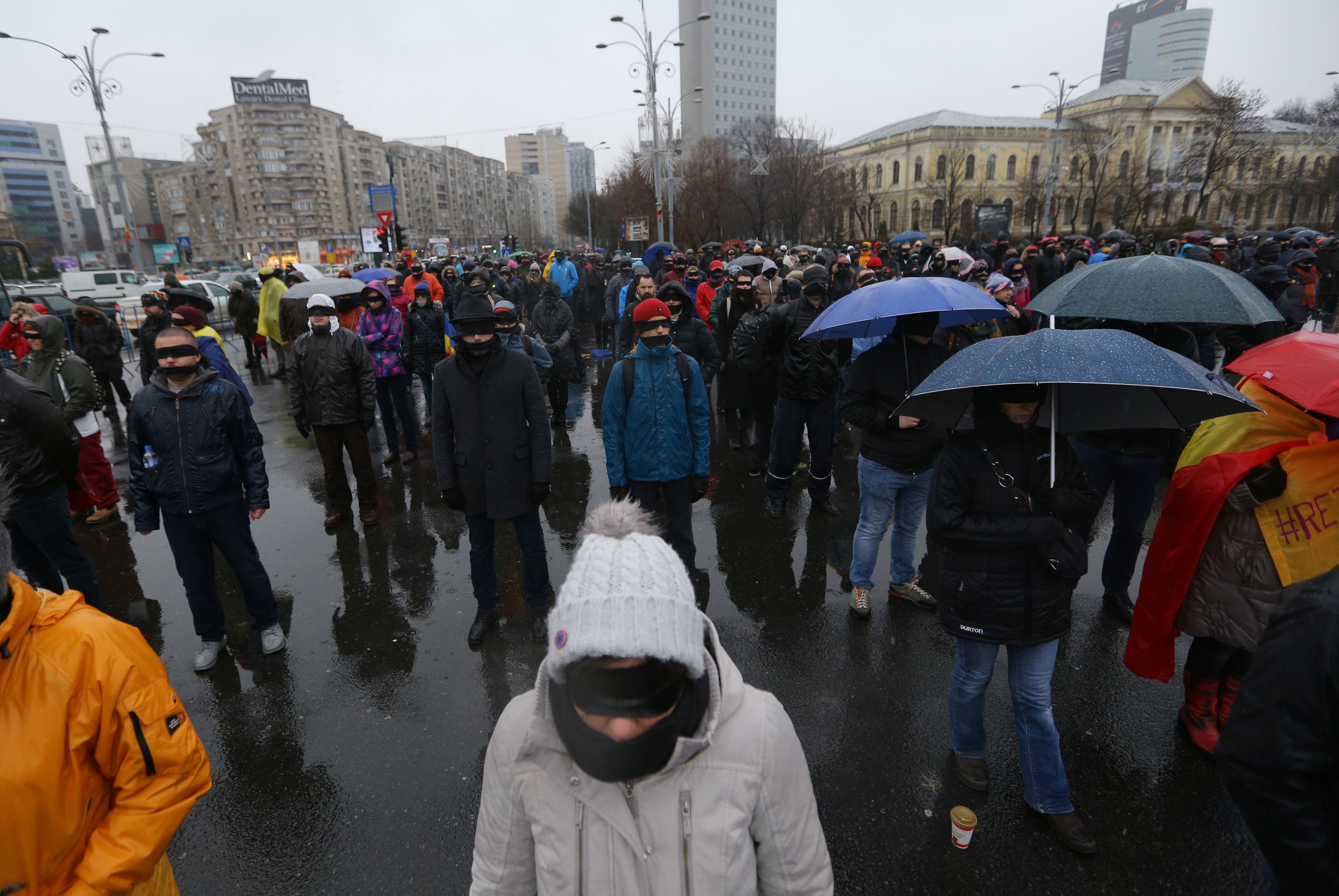 VIDEO/ Oana Pellea și Marius Manole, legați la ochi pentru "noua eră a nepuțintei". Protest mut în Piața Victoriei, duminică 17 decembrie