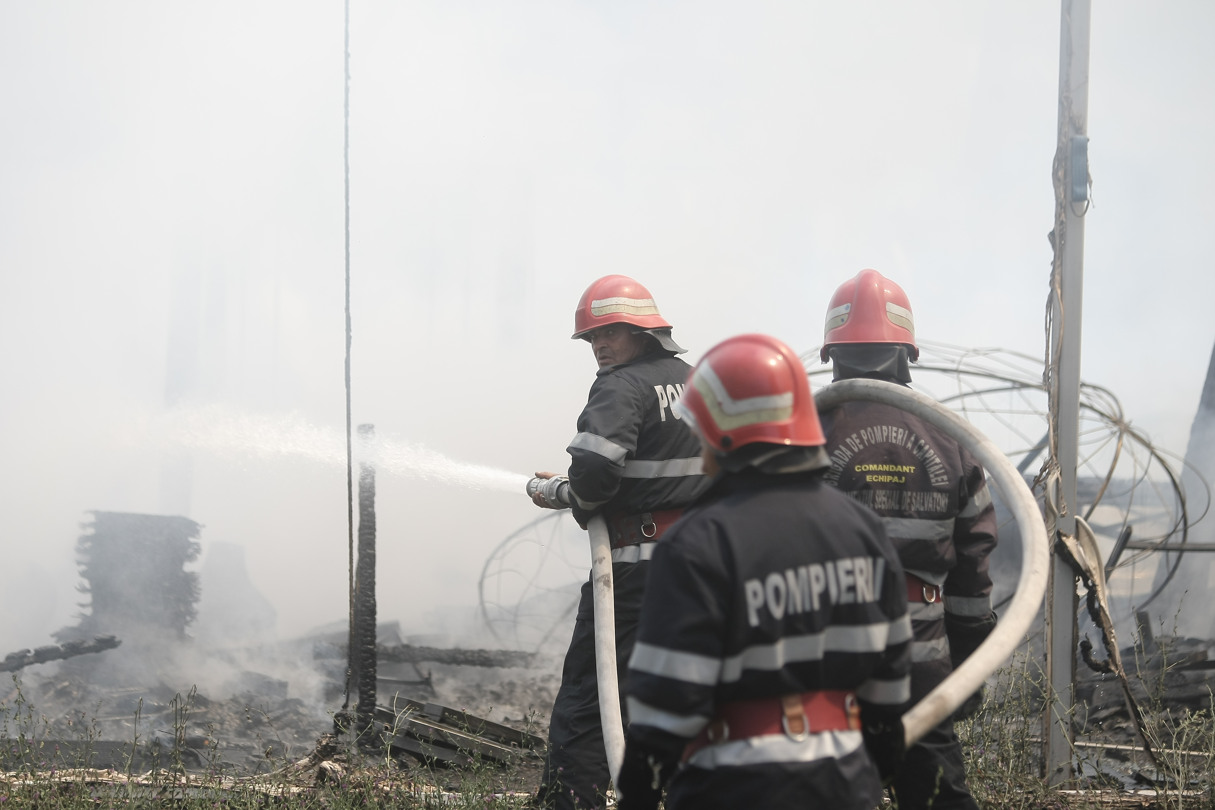 FOTO/VIDEO | Incendiu lângă un mare centru de agrement din Capitală!