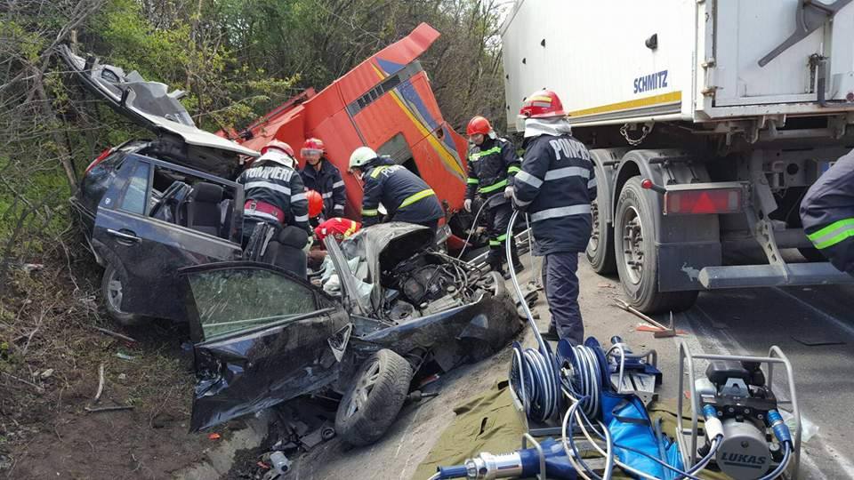 UPDATE | Județul Olt: Șoferul TIR-ului care a provocat accidentul avea permisul suspendat de trei ore, circula cu anvelope reșapate și nu respectase timpii de odihnă