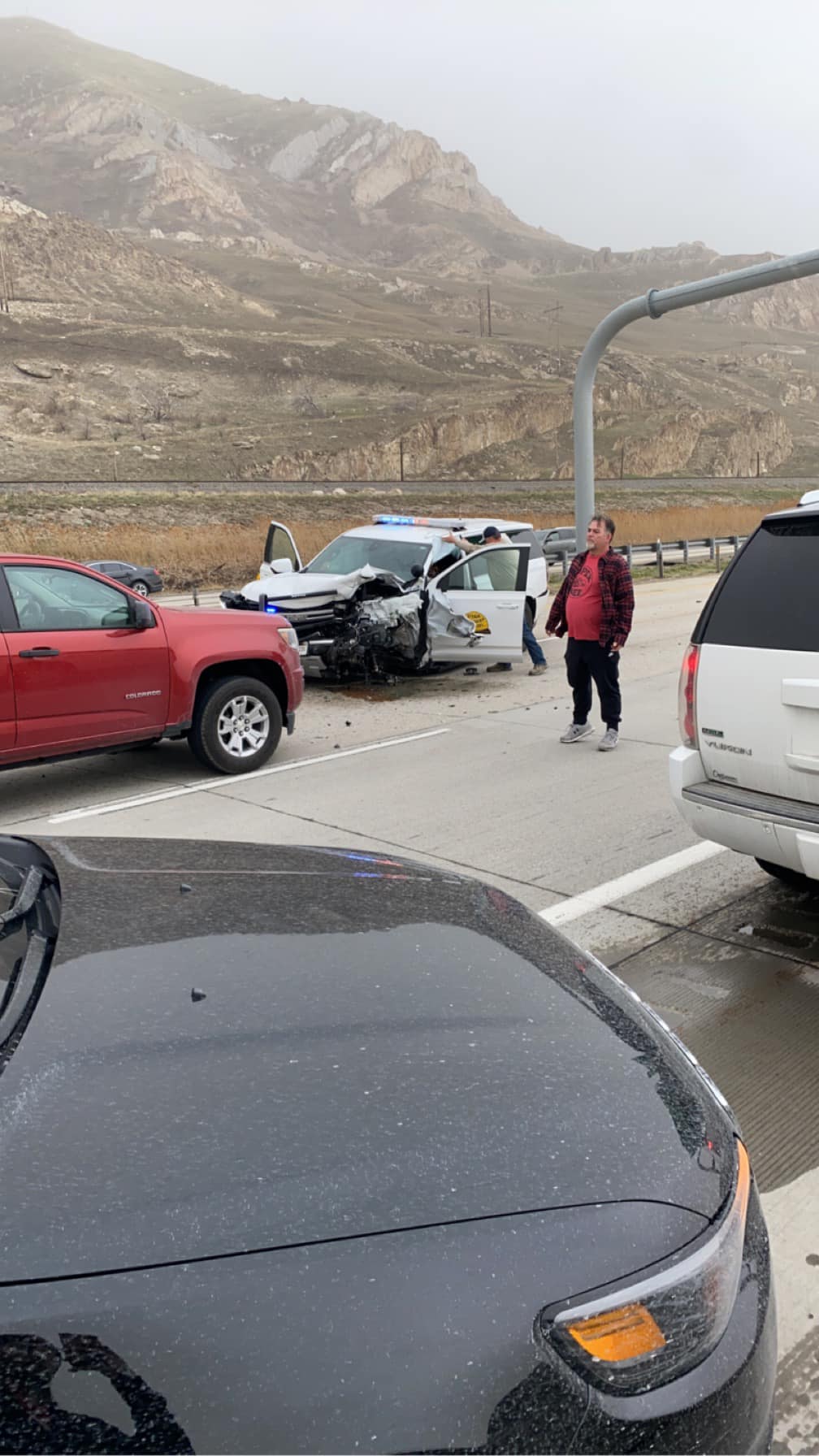 Momentul când un polițist intră intenționat cu mașina într-o camionetă care circula pe contrasens, pe o autostradă din Statele Unite | VIDEO