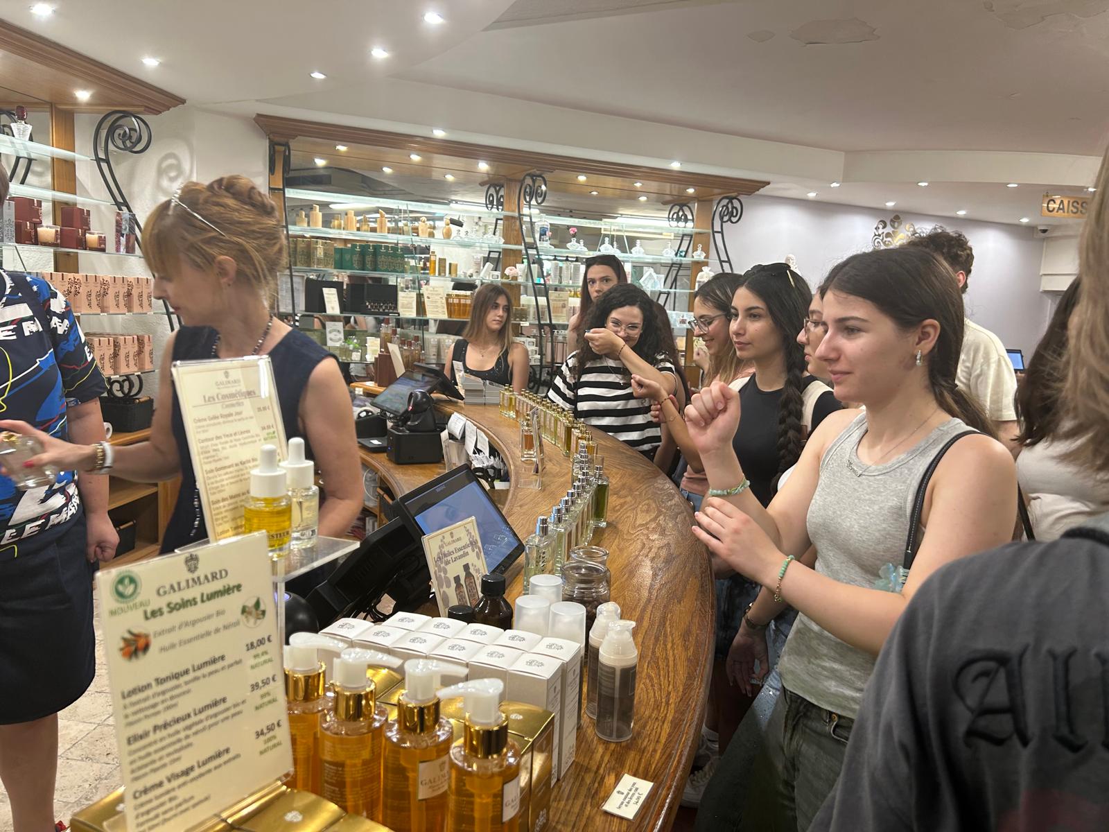 Românca Anesia Dican, între cei 200 de parfumieri ai lumii. Lucrează la Galimard, cea mai veche casă din Grasse, capitala mondială a miresmelor: „Are 1.000 de mirosuri. Nu alcool, nu tutun, nu condimente! Din 200, 40 sunt în Franța, 38 aici”. Ce parfumuri recomandă