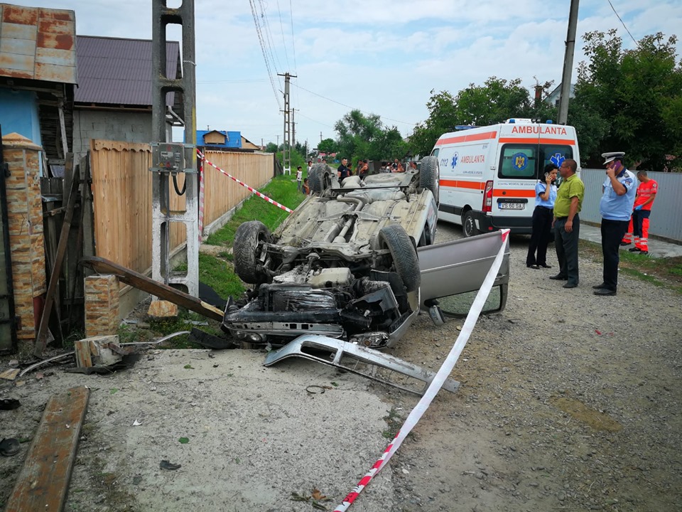 Un copil de 12 ani din Vaslui a murit după ce mașina condusă de fratele său s-a răsturnat