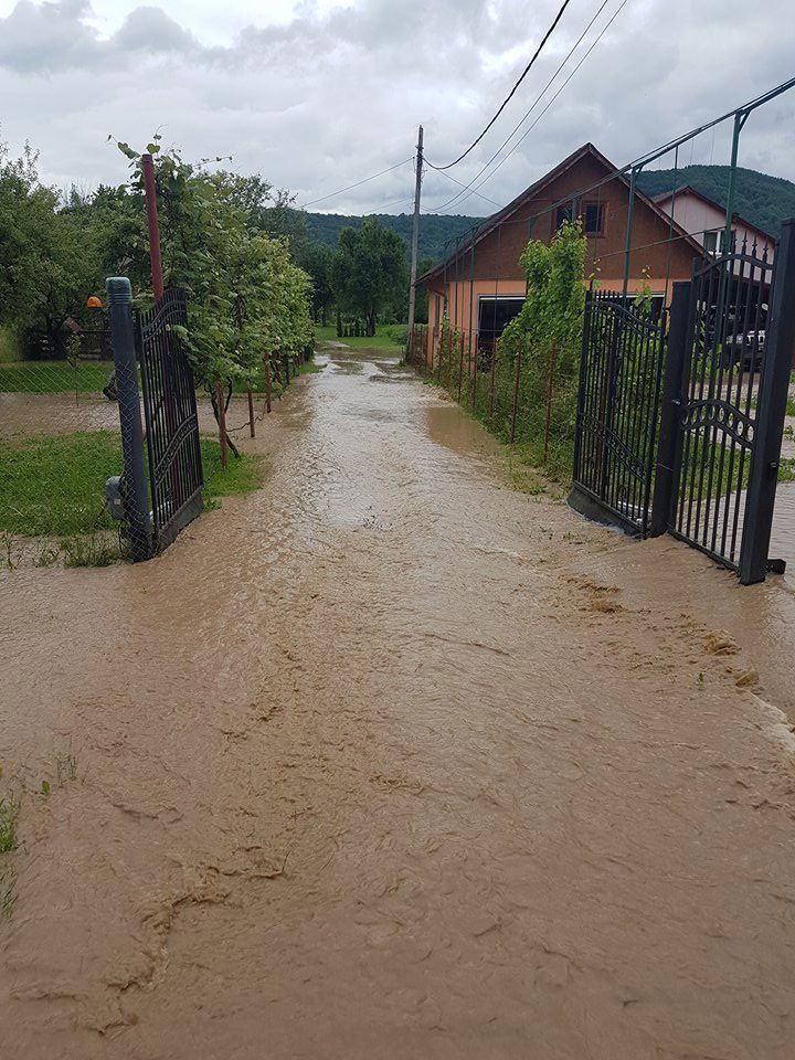 Inundații în Sighetu Marmației. Zeci de persoane, evacuate din calea apei