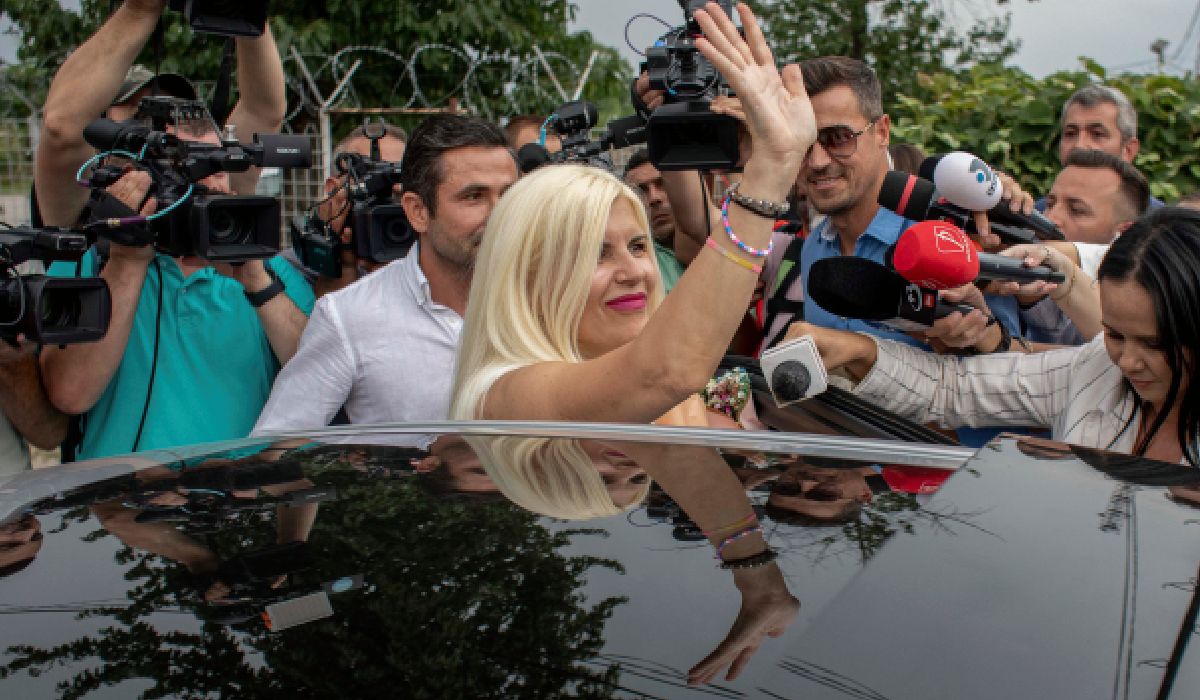 Cine e femeia care a așteptat-o pe Elena Udrea la ieșirea din închisoare. Au fost colege în perioada de detenție