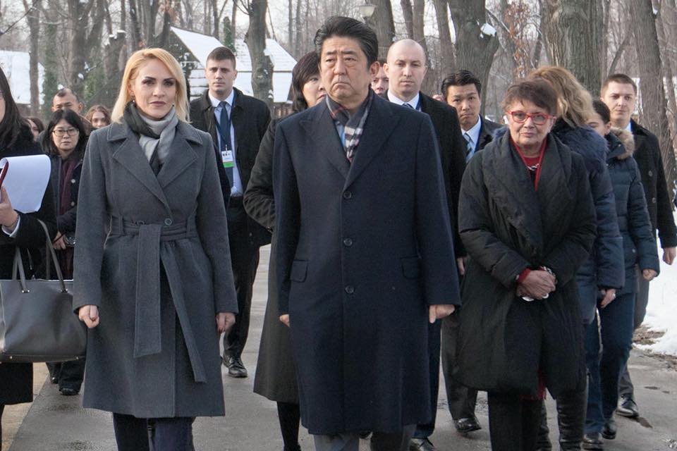 Gabriela Firea, alături de premierul Japoniei Shinzo Abe, în grădina japoneză din Herăstrău