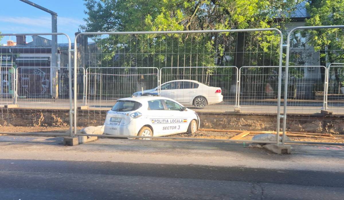 Mașină a Poliției Locale Sector 3 din București, subiect de glume pe internet după ce a rămas împotmolită pe șantierul de pe Bulevardul Basarabia: „Cine îi amendează pentru parcare neregulamentară?”