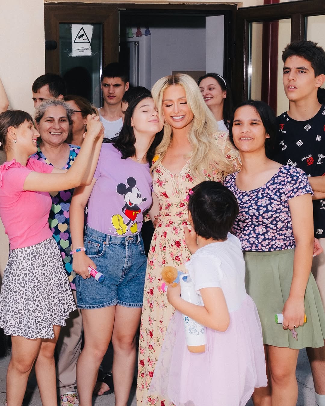 Paris Hilton a ajutat copiii nevoiași din Craiova. Primele declarații ale vedetei: „Am văzut cum arată speranța adevărată”