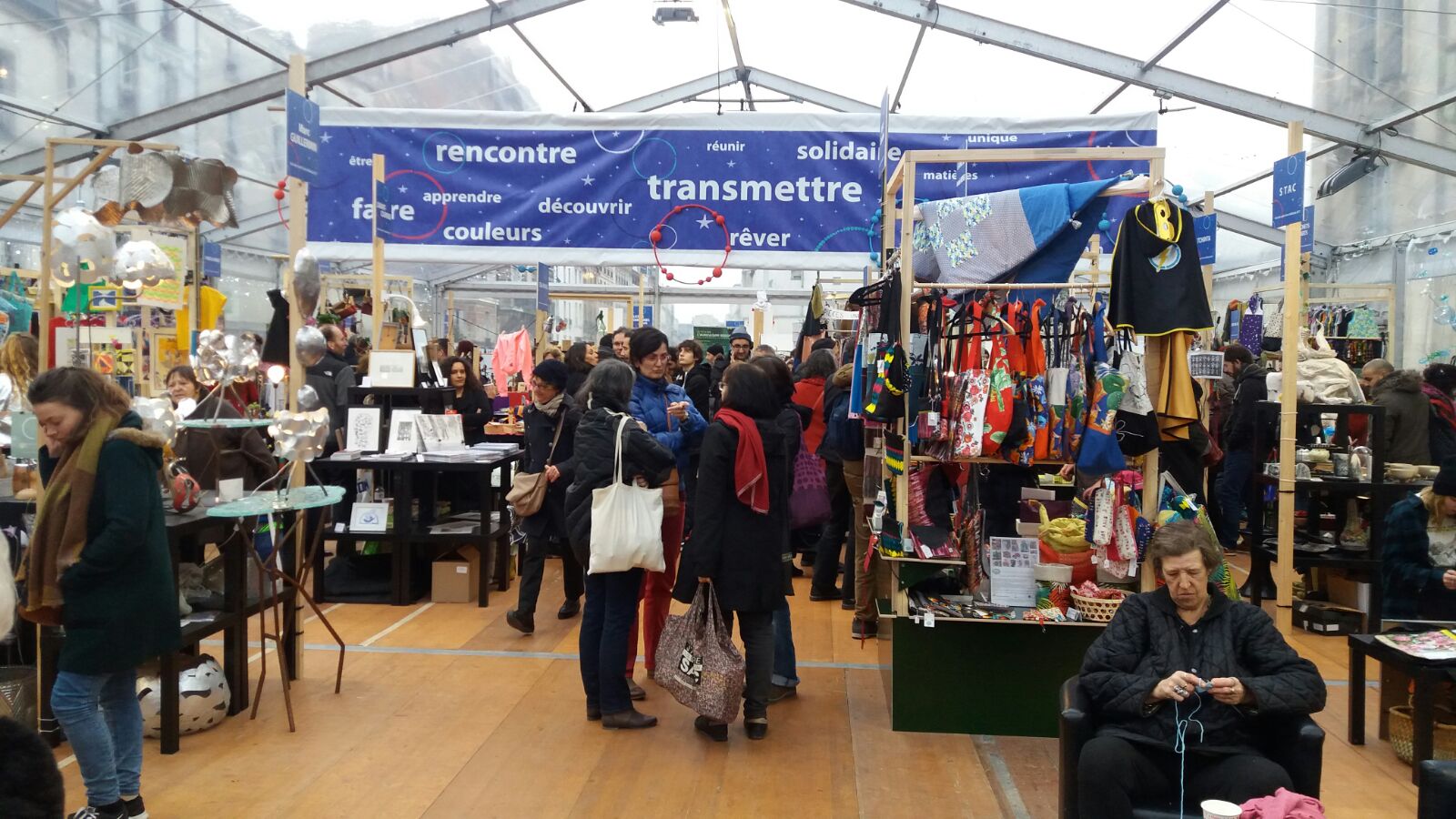 FOTO/Târgul de Crăciun din Saint-Denis - Paris are puțin din farmecul românesc. Un artizan francez imprimă haine cu imagini din București