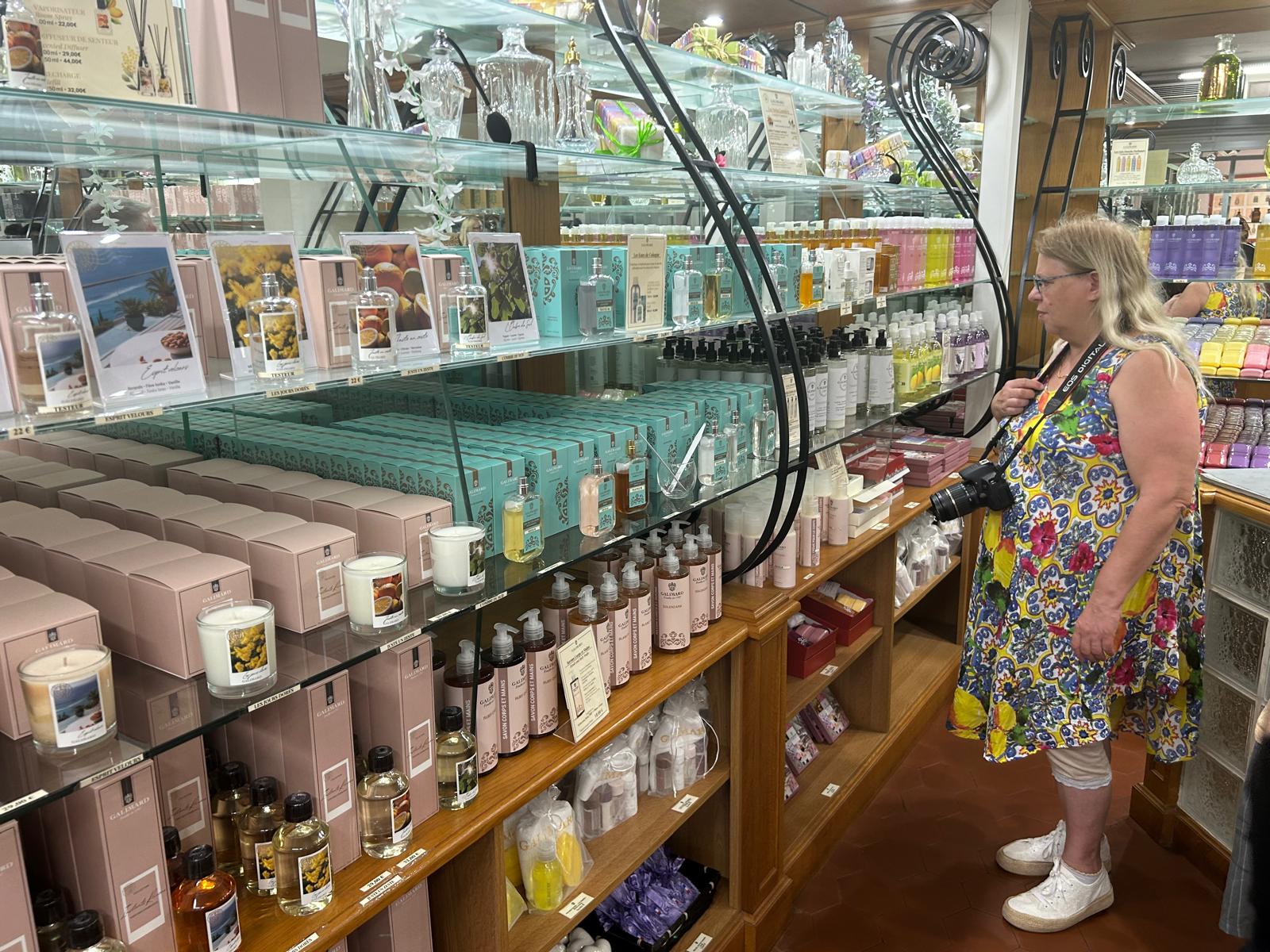 Românca Anesia Dican, între cei 200 de parfumieri ai lumii. Lucrează la Galimard, cea mai veche casă din Grasse, capitala mondială a miresmelor: „Are 1.000 de mirosuri. Nu alcool, nu tutun, nu condimente! Din 200, 40 sunt în Franța, 38 aici”. Ce parfumuri recomandă