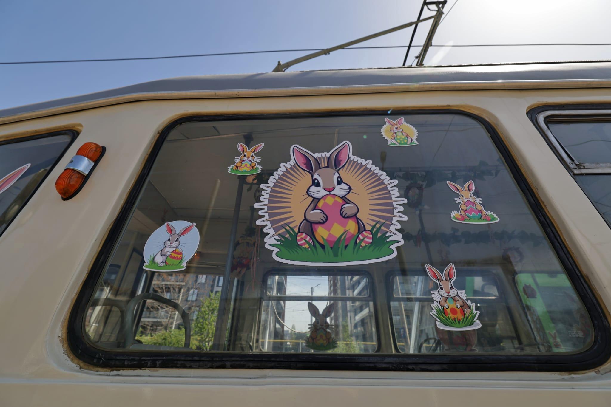În „Tramvaiul iepurașului”, controlorii STB au împărțit ouă de ciocolată în loc de amenzi: „Mi-a plăcut că ne-au dat dulciuri și erau iepuri lipiți peste tot”