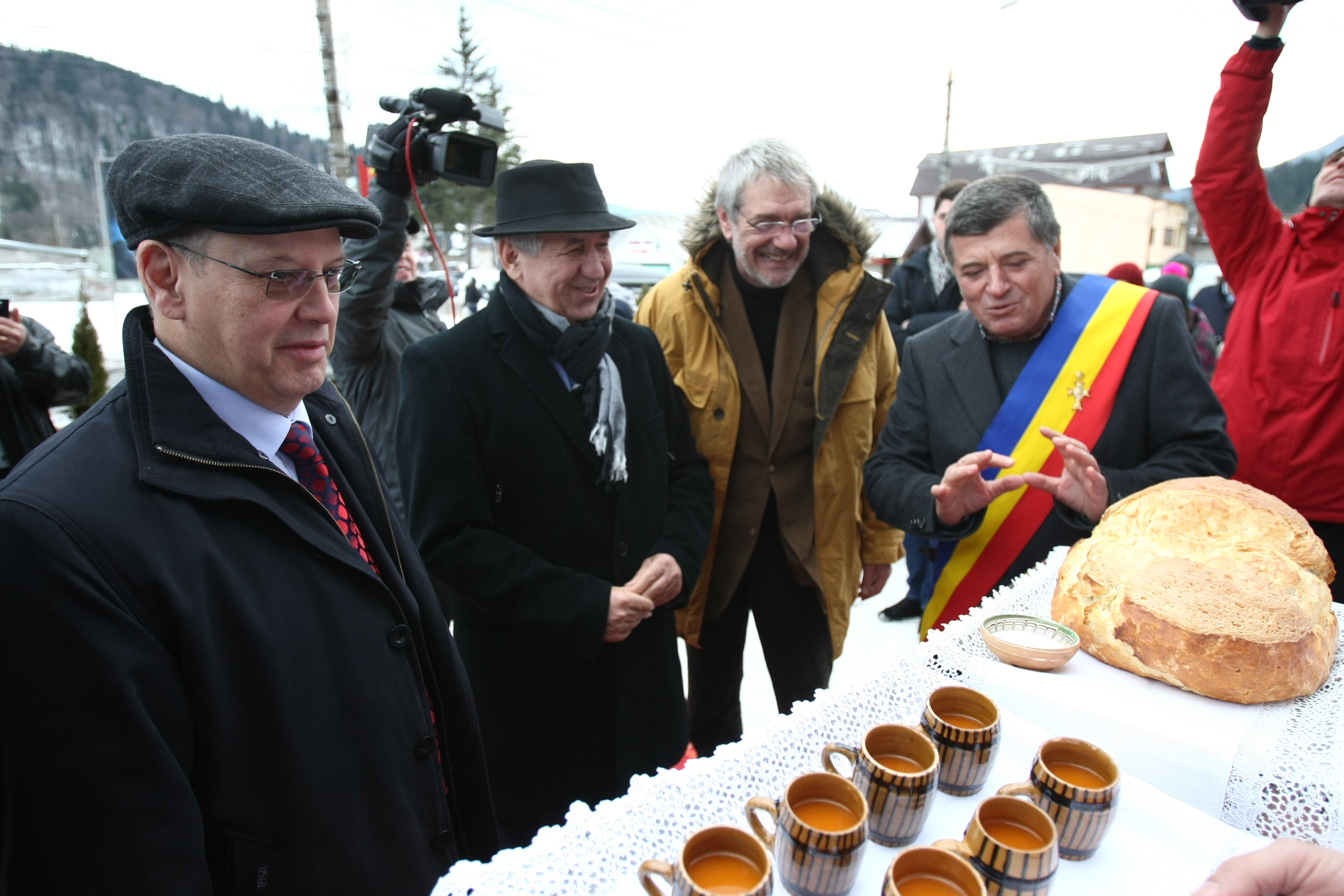EVENIMENT / Izbaşa şi Brânză au tăiat porcul la Gura Diham / GALERIE FOTO