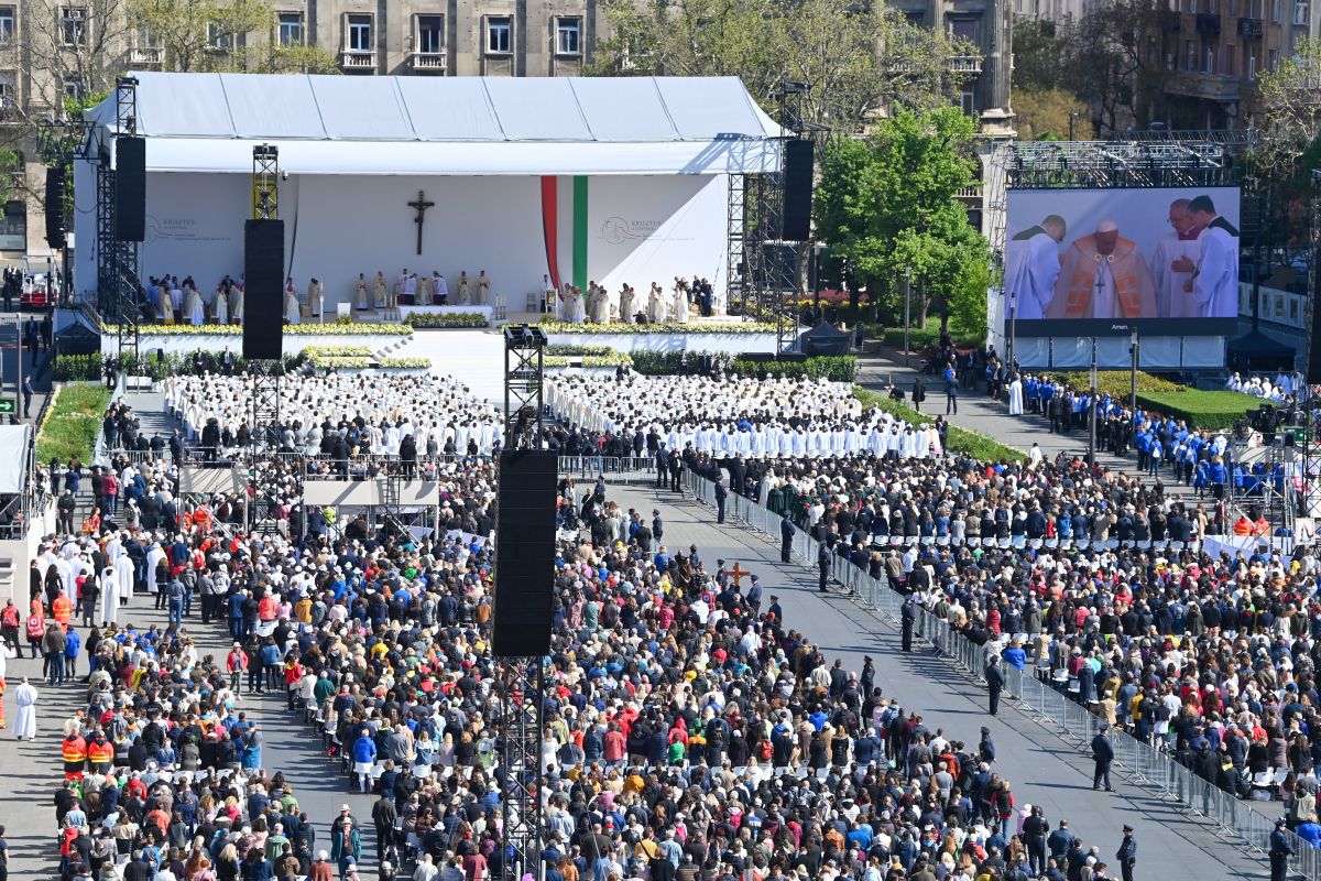 Papa Francisc, în ultima zi a vizitei în Ungaria: Nu închideți ușile străinilor, migranţilor şi săracilor