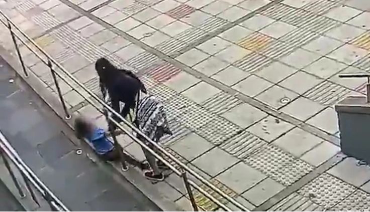 Copil de trei ani, bătut crunt de mătușa sa pe stradă. Totul a fost înregistrat | FOTO