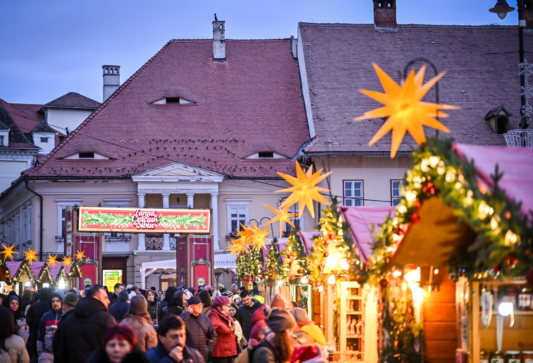 Târgul de Crăciun Sibiu 2024. Atracțiile din acest an: 140 de căsuțe, o roată panoramică și un patinoar pentru 300 de persoane simultan