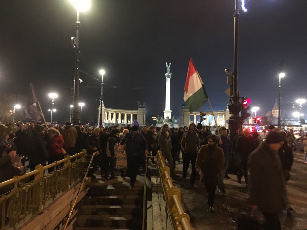 FOTO | Proteste la Budapesta, după ce Parlamentul Ungariei a adoptat "Legea Sclaviei"