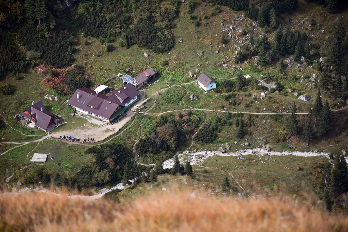 Viața în sălbăticie, varianta românească. Povestea lui Ion Adămuță, cabanier la Mălăiești, cea mai veche și iubită cabană din Bucegi: ”Civilizația e pe munte, în oraș e junglă”