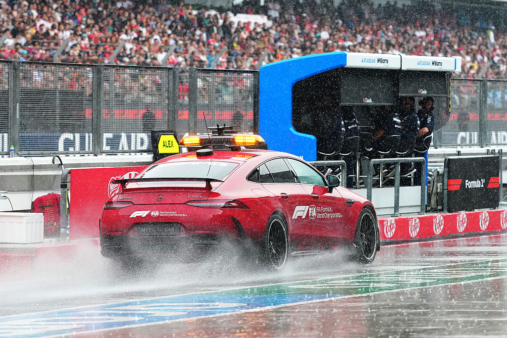 A szakadó eső miatt drasztikus döntés hozott az F1 vezetősége Malajziában – videó