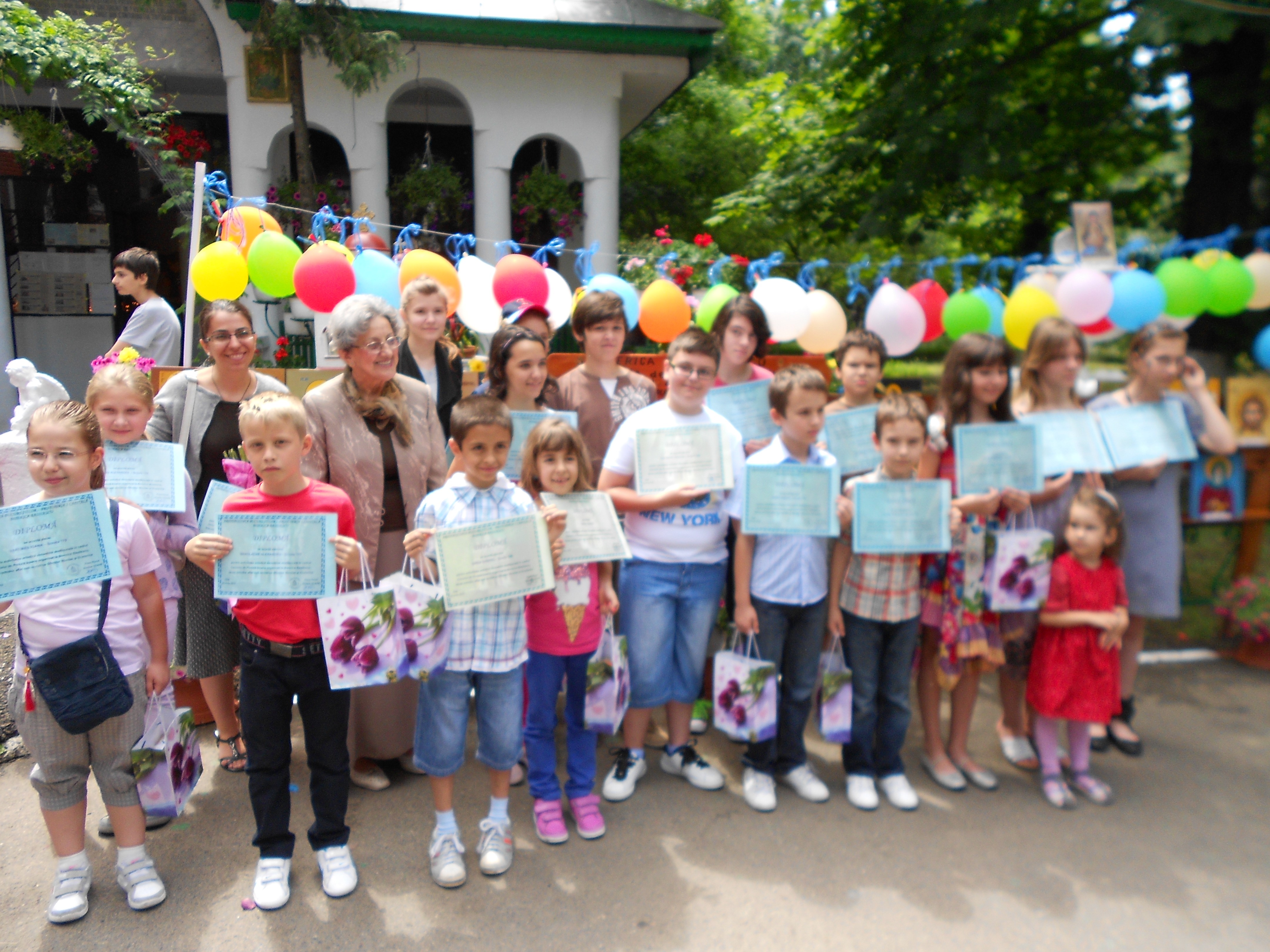 Femeia cu mâini și suflet de aur. O arhitectă îi învață pe copii, la biserică, arta icoanei bizantine