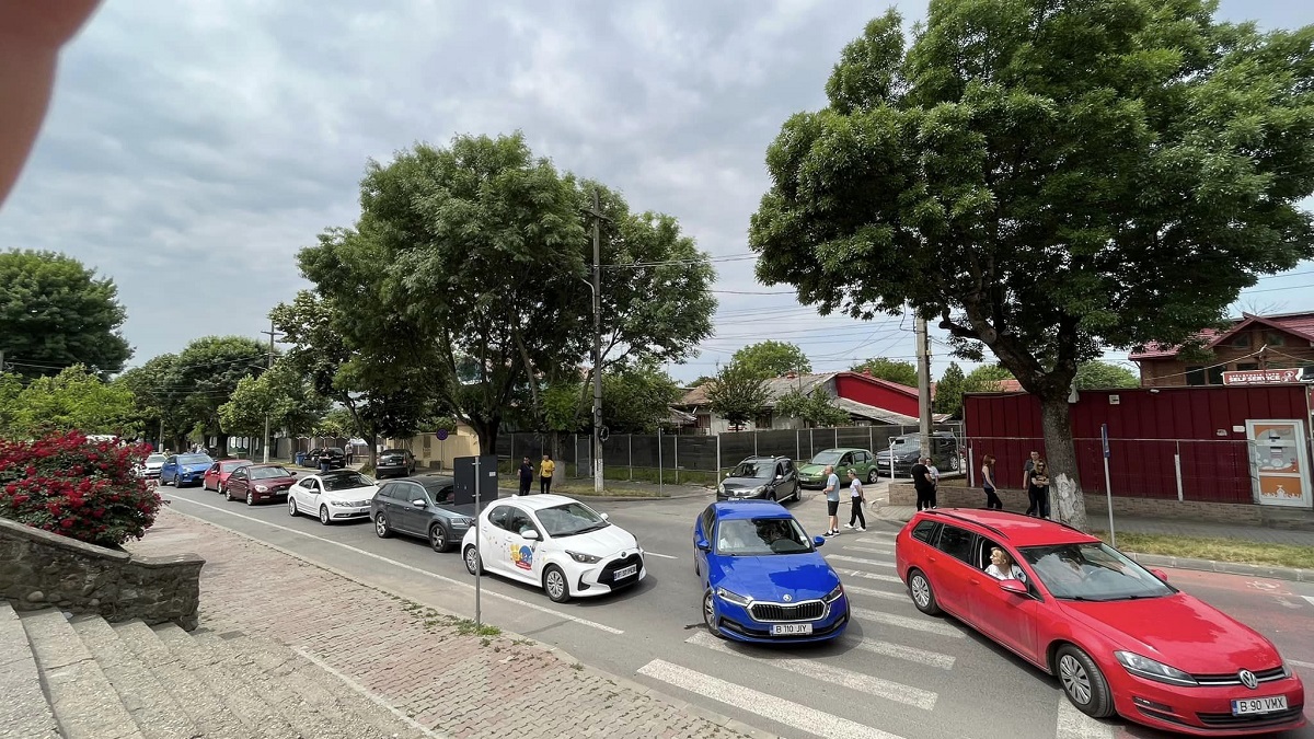 Orașul Giurgiu e blocat de mașinile turiștilor care stau peste 3 ore la coadă pentru a trece granița în Bulgaria. VIDEO