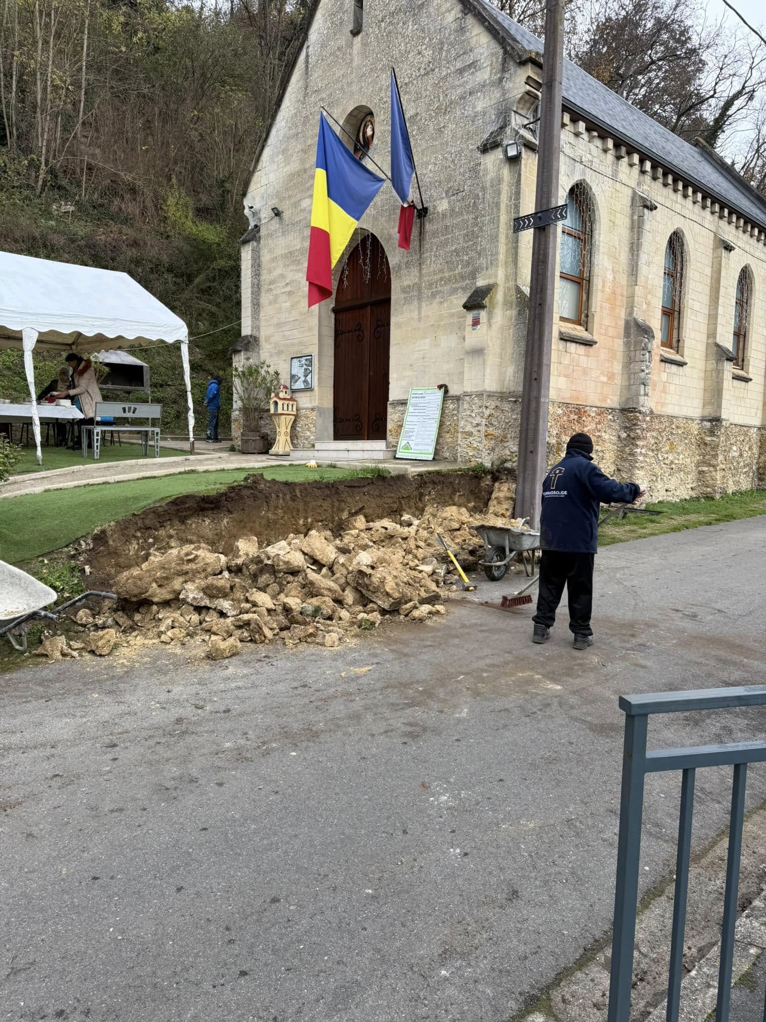 Cum au reușit sute de români din Franţa să cumpere și să renoveze o biserică catolică în comuna lui Van Gogh 