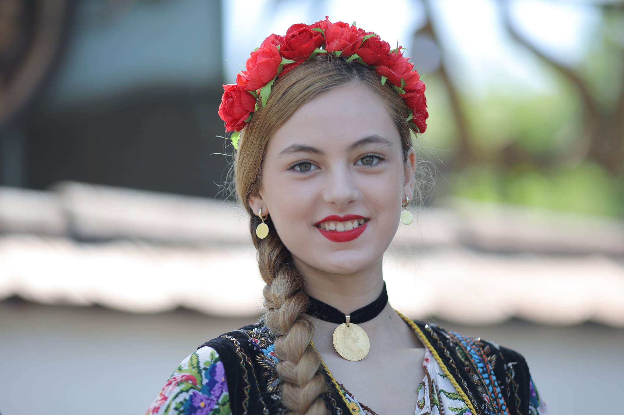 Zeci de oameni au defilat în costume populare, de ziua națională a portului tradițional din România / FOTO