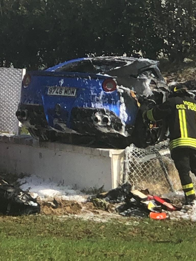 Două Ferrari care se întreceau pe un drum de țară din Italia au ratat o curbă și au zburat în gardul unei vile, apoi unul a luat foc | VIDEO