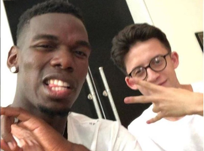 Un puști de 17 ani îi îmbracă pe unii dintre cei mai importanți fotbaliști ai lumii. Printre clienții lui se numără Mesut Ozil, Paul Pogba, Kevin de Bruyne sau Dele Alli
