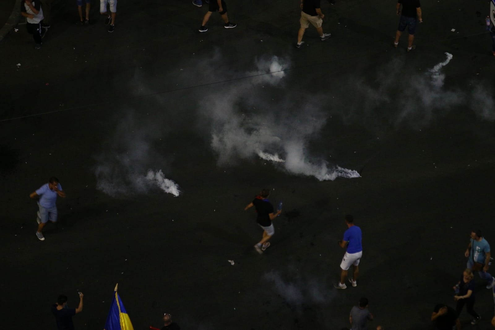 UPDATE. Război de stradă între jandarmi și huligani, în Piața Victoriei. 452 de persoane rănite / VIDEO&FOTO