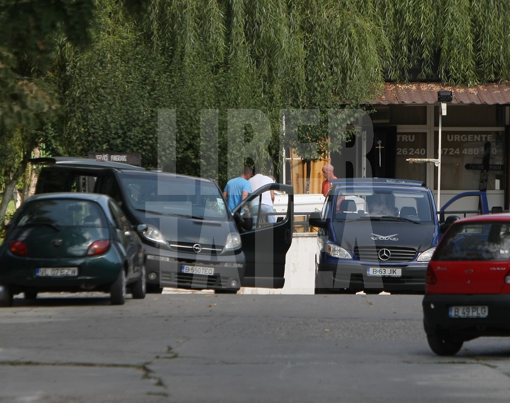 Hăinuțe de prințesă și patru sicrie albe, la morgă. Alexandra Braunstein și fetițele ei merg acasă pentru ultima dată / GALERIE FOTO
