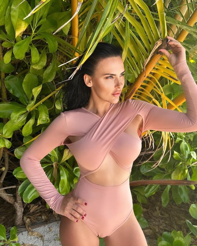 Lavinia Pîrva a făcut furori în costum de baie pe o plajă exotică. Cum arată soția lui Ștefan Bănică jr la 38 de ani