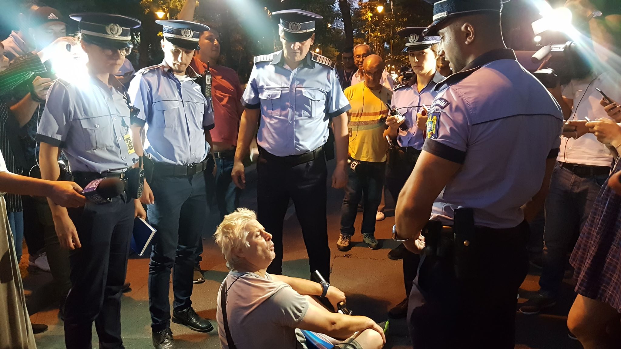 VIDEO | Protestatarul Marian Moroșanu, zis Ceaușescu, a fost încătușat în fața sediului PSD! „Mi-e rău, m-ai apăsat pe inimă!”