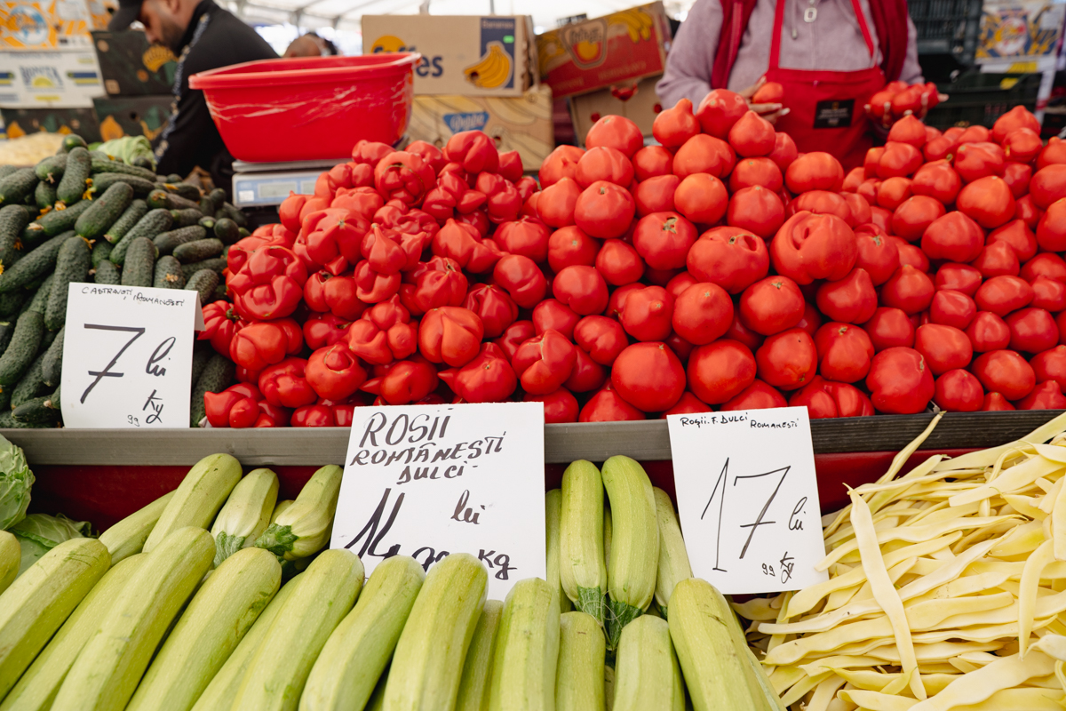 Cât costă să faci o salată de vară cu roșii românești și castraveți din piața Amzei, Obor sau Rahova