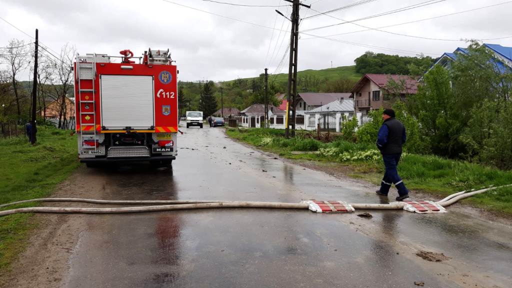 Inundații puternice în peste 20 de localități din Neamț. Zeci de gospodării, drumuri și terenuri, acoperite de ape / FOTO&VIDEO