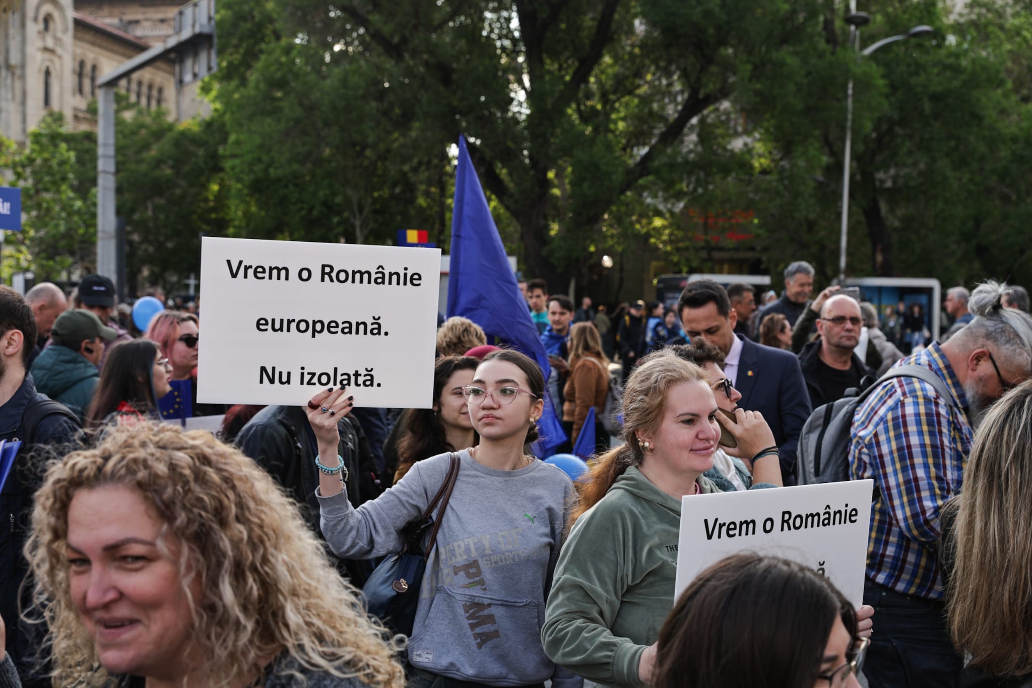 Miting pro Europa în București de Ziua Europei pentru susținerea apartenenţei la UE. Lumea a cântat „Imnul golanilor” și „Insieme”. Câți oameni au fost