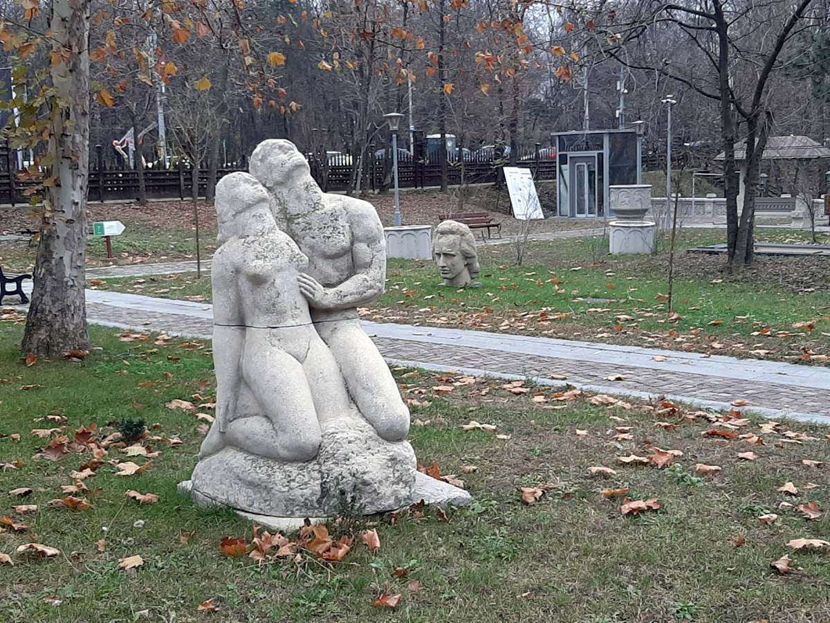 POVEȘTI DIN BUCUREȘTI | Vila cu clopoței în turn și misterul ceramicii albastre