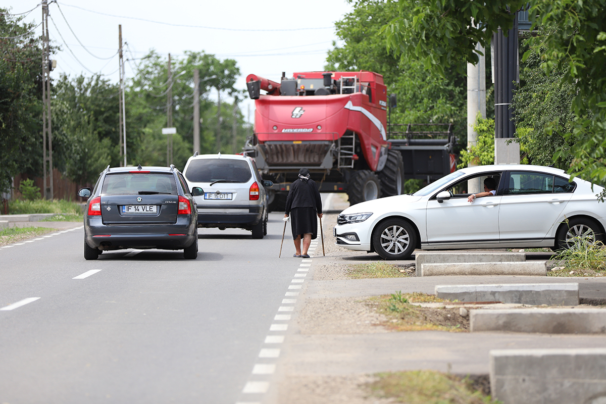 REPORTAJ Alegeri 2024 | Poliție, jandarmi și o bunică speriată de propria nepoată la Belciugatele: „M-a făcut în tot felul că am urcat în mașina primarului!”