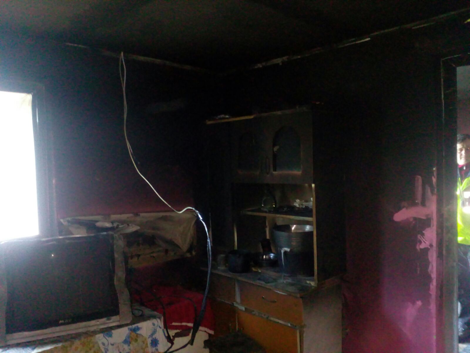 FOTO| Doi copii mici din județul Vaslui, răniți grav într-un incendiu izbucnit în locuință. Micuții erau singuri acasă