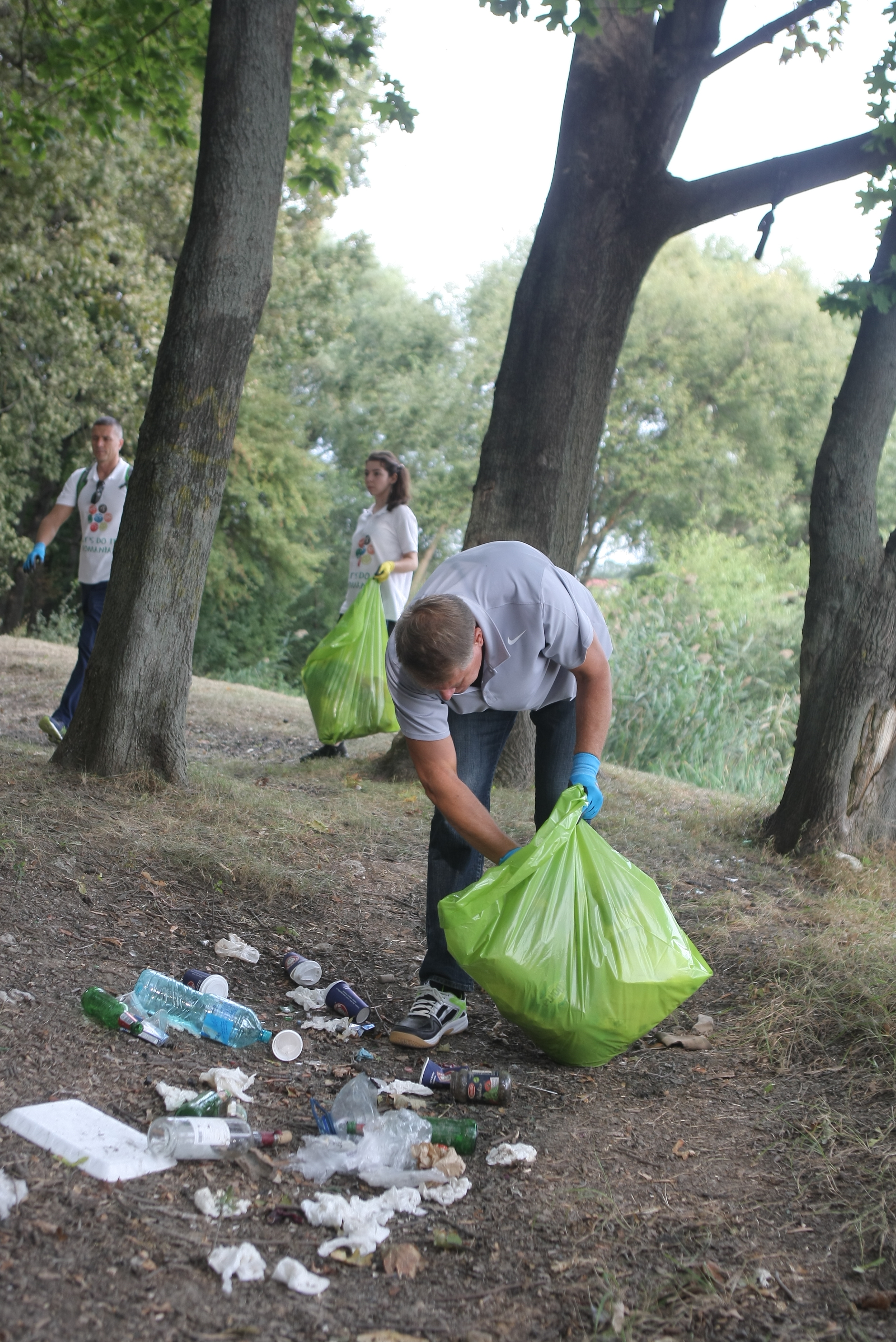 FOTO / Klaus Iohannis a adunat gunoaie în pădurea Cernica: "Mulți consideră că natura este un fel de groapă de gunoi"